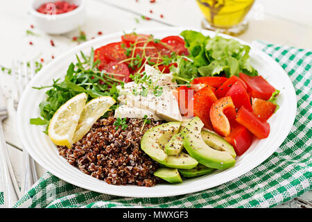 Vegetarische Buddha Schüssel mit Quinoa, Tofu, Käse und frischem Gemüse. Gesunde Ernährung Konzept. Vegan Salat. Stockfoto