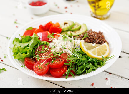 Vegetarische Buddha Schüssel mit Quinoa, Tofu, Käse und frischem Gemüse. Gesunde Ernährung Konzept. Vegan Salat. Stockfoto