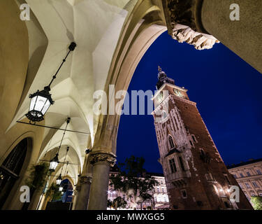 St. Mary's Church durch Torbögen gesehen, Krakau Square, UNESCO-Weltkulturerbe, Krakau, Polen, Europa Stockfoto