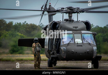 Ein Blackhawk helicopter aircrew Mitglied steht ausserhalb des Flugzeuges während des Herunterfahrens Verfahren nach dem Flug während der Open House Veranstaltung des sechsten Ranger Training Bataillon am 29. April in Eglin Air Force Base, Fla. Die Veranstaltung eine gute Gelegenheit für die Öffentlichkeit, um zu erfahren, wie Förster Zug und zu bedienen. Die Veranstaltung zeigt zeigte Ausrüstung, Waffen, ein Reptilienzoo, Kinderschminken und Waffe abfeuern unter anderem. Die Demonstrationen zeigte Hand-auf-Hand zu bekämpfen, Fallschirm springen, Schlangen show, und Rangers in Aktion. Stockfoto