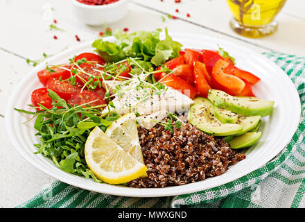 Vegetarische Buddha Schüssel mit Quinoa, Tofu, Käse und frischem Gemüse. Gesunde Ernährung Konzept. Vegan Salat. Stockfoto