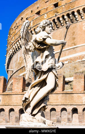 Ein Engel Statue von der Ponte Sant'Angelo mit Schloss der Heiligen Engel (Castel Sant'Angelo), Rom, Latium, Italien, Europa Stockfoto