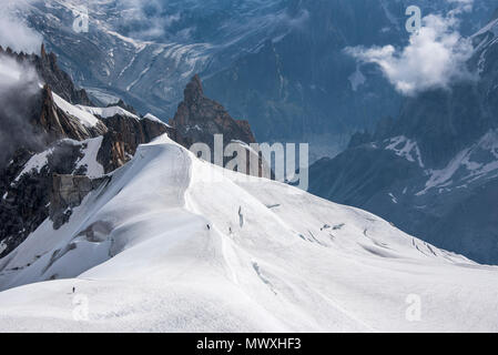 Blick hinunter ins Tal, wo der Zusammenfluss von Leschaux und Geant Gletscher Feed das Mer de Glace, Chamonix, Frankreich Stockfoto