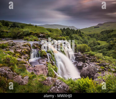 Sonnenuntergang an der Loup o Fintry Wasserfall in der Nähe des Dorfes Fintry, Stirlingshire, Schottland, Großbritannien, Europa Stockfoto