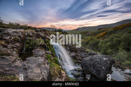 Sonnenuntergang an der Loup o Fintry Wasserfall in der Nähe des Dorfes Fintry, Stirlingshire, Schottland, Großbritannien, Europa Stockfoto