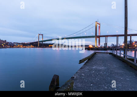 Hängebrücke in Göteborg Anschließen der zum Bereich der Hisingen in Westküste von Schweden. Während der blauen Stunde die Brücke ein Makeover erhält mit Stockfoto