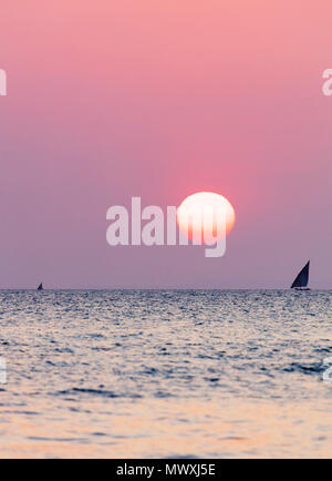 Segeln Dhow Boot auf den Indischen Ozean bei Sonnenuntergang, Stone Town, die Insel Sansibar, Tansania, Ostafrika, Südafrika Stockfoto