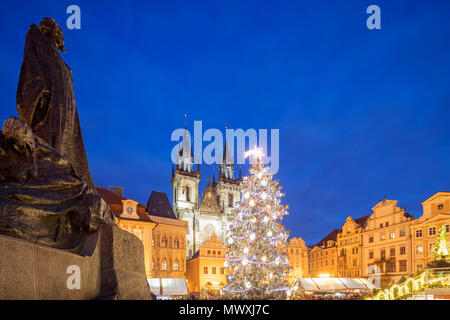 Weihnachtsmarkt im Alten Marktplatz, Kirche der Muttergottes vor dem Tyn, UNESCO-Weltkulturerbe, Prag, Tschechische Republik, Europa Stockfoto