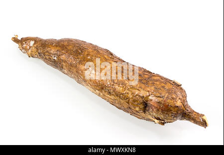 Yuca Manioka-wurzeln auf weißem Hintergrund mit Freistellungspfad isoliert. Stockfoto