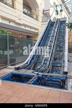 Reparatur Rolltreppe Wartung in der Shopping Mall, installiert Rolltreppe in Shopping Center. Stockfoto