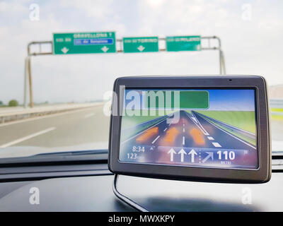 Travel Concept mit GPS, Navigation im Auto, auf der Straße in den natürlichen Hintergrund, (Global Positioning System) Stockfoto