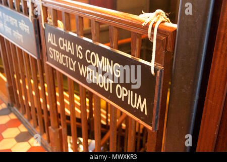 "Alle chai Kommenden ist ohne Opium' Schild hängen durch Seil aus einem hölzernen Geländer innen Dishoom, ein indisches Restaurant in Shoreditch, London Stockfoto