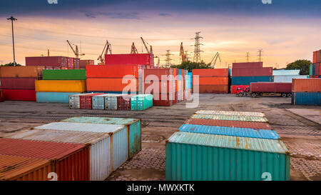 Antenne Schießen von Behältern in den Huangpu Terminal in Guangzhou, China Stockfoto