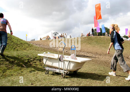 Menschen vorbei gehen. Badewanne set außerhalb auf einem Hügel im Summer Music Festival Stockfoto