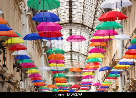 Bunte und schöne Sonnenschirme hängen in der Stadt Straße Dekoration in Genova (Genua) Italien. Stockfoto