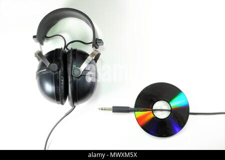 Kopfhörer mit Compact Disk auf weißem Hintergrund Stockfoto