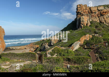 Felsvorsprung ans Meer in der Robberg Naturreservat, Garden Route, Südafrika Stockfoto