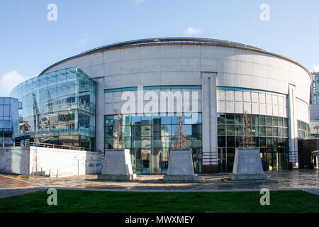 Außenansicht von der Waterfront Hall, eine spektakuläre Konzert- und Konferenzzentrum in Belfast, Nordirland Stockfoto