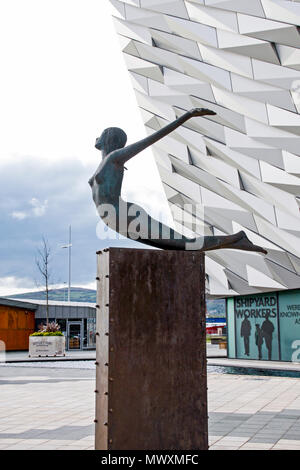 Titanica Skulptur vor Titanic Belfast, ein Museum in Belfast, Nordirland, vor kurzem genannt die Weltweit führende touristische Attraktion Stockfoto