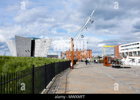 Blick auf die Titanic Quarter in Belfast, Nordirland einschließlich der Titanic Belfast Museum, vor kurzem genannt die Weltweit führende touristische Attraktion Stockfoto