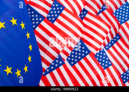 Stars and Stripes & EU-Flagge. Metapher Trump Handel Zölle auf EU-Einfuhren in die USA, Trump Stahltarife, US-EU-Handel, Krieg, US-EU-Handels die Barriere, die uns EU-Flaggen Stockfoto