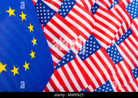 Stars and Stripes & EU-Flagge. Metapher Trump Handel Zölle auf EU-Einfuhren in die USA, Trump Stahltarife, US-EU-Handel, Krieg, US-EU-Handels die Barriere, die uns EU-Flaggen Stockfoto