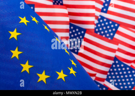 Stars and Stripes & EU-Flagge. Metapher Trump Handel Zölle auf EU-Einfuhren in die USA, Trump Stahltarife, US-EU-Handel, Krieg, US-EU-Handels die Barriere, die uns EU-Flaggen Stockfoto