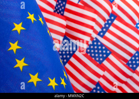 Stars and Stripes & EU-Flagge. Metapher Trump Handel Zölle auf EU-Einfuhren in die USA, Trump Stahltarife, US-EU-Handel, Krieg, US-EU-Handels die Barriere, die uns EU-Flaggen Stockfoto