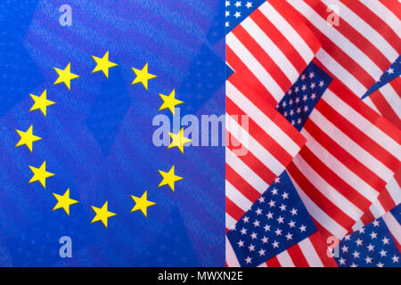 Stars and Stripes & EU-Flagge. Metapher Trump Handel Zölle auf EU-Einfuhren in die USA, Trump Stahltarife, US-EU-Handel, Krieg, US-EU-Handels die Barriere, die uns EU-Flaggen Stockfoto