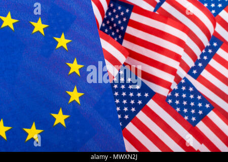 Stars and Stripes & EU-Flagge. Metapher Trump Handel Zölle auf EU-Einfuhren in die USA, Trump Stahltarife, US-EU-Handel, Krieg, US-EU-Handels die Barriere, die uns EU-Flaggen Stockfoto