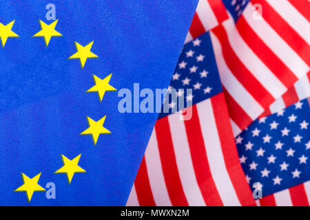 Stars and Stripes & EU-Flagge. Metapher Trump Handel Zölle auf EU-Einfuhren in die USA, Trump Stahltarife, US-EU-Handel, Krieg, US-EU-Handels die Barriere, die uns EU-Flaggen Stockfoto