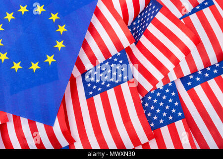 Sternenbanner Flagge & EU-Flagge. Metapher Trump Handel Zölle auf EU-Einfuhren in die USA, Trump Stahltarife, US-EU-Handel, Krieg, US-EU-Handel Barriere Stockfoto