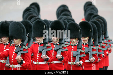 Mitglieder der Grenadier Guards machen sich auf den Weg in die Mall, wie sie in der Überprüfung der Oberst, der Generalprobe für die Farbe, 1 Jahr Geburtstag Parade der Königin, in Central London. Stockfoto