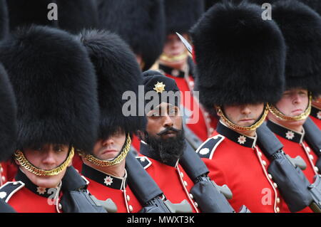 Ein Sikh Mitglied der Coldstream Guards trägt einen Turban, wie er sich in der Oberst, der Generalprobe für die Farbe, 1 Jahr Geburtstag Parade der Königin, im Zentrum von London. Stockfoto