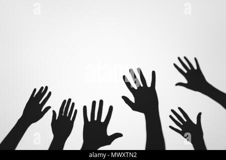 Spooky geheimnisvolle Schatten der menschlichen Handflächen auf Grau Stockfoto