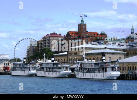 Schiffe, die in den Kanal. Andere Perspektive und Schiffstypen. Passagier- und Containerschiffe. Stockfoto