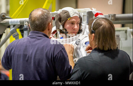 Canadian Space Agency astronaut David Saint Jacques hilft Astronaut Oberst Tyler N. 'Nick' Haag bereiten in einen Pool mit einem Modell der Internationalen Raumstation (ISS) für Extra Vehicular Activity (EVA) Ausbildung bei Neutralstellung des Johnson Space Flight Center Buoyancy Laboratory (NBL) in Houston, Tex, April 27, 2017 gesenkt werden. Während der Ausbildung bei der NBG, Haag einen Raumanzug trägt, die in der Nähe von Schwerelosigkeit er Begegnung wird während der Durchführung von EVAs, oder außenbordeinsätze zu simulieren, während sie als Flugingenieur an Bord der ISS-Expedition 54/55 in 2018-2019. Stockfoto