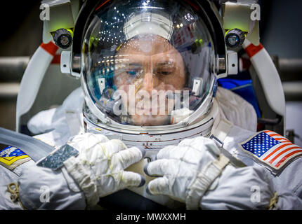 NASA-Astronaut Oberst Tyler N. 'Nick' Haag wartet in den Pool, die ein Modell der Internationalen Raumstation in Neutralstellung des Johnson Space Flight Center Buoyancy Laboratory für Extra Vehicular Activity Training in Houston, Tex, April 27, 2017 gesenkt werden. Stockfoto