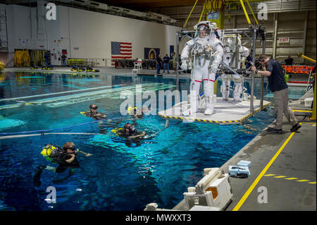 Die NASA-Astronauten USAF Col. Tyler N. 'Nick' Haag und Jeanette Epps, sind in einen Pool mit einem Modell der Internationalen Raumstation in Neutralstellung des Johnson Space Flight Center Buoyancy Laboratory für Extra Vehicular Activity Training in Houston, Tex, April 27, 2017 gesenkt. Stockfoto