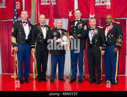 Us-Armee Kapitän Thomas Stewart, der Kommandant der 155. Engineer Company, South Dakota Army National Guard, Mitte links, und 1 Sgt. Jay Spaans, Mitte rechts, erhalten die Itschner Auszeichnung im Namen der 155. am Fort Leonard Wood, Mo, 28. April 2017. Die 155 von Rapid City und Wagner, S.D., Itschner erhielt die Auszeichnung, die den besten Ingenieur Unternehmen in drei Kategorien: die US-Armee, Armee Finden und National Guard erkennt. Stockfoto