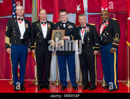 U.S. Army Chief Warrant Officer 2 Wade Lein, also 155 Ingenieur Firma, South Dakota Army National Guard, Mitte, erhält die hervorragenden Ingenieur Warrant Officer Award in der Kategorie National Guard in Fort Leonard Wood, Mo, 28. April 2017. Lein wurde in Anerkennung seiner hervorragenden Beiträge zur militärischen Engineering durch Demonstration der technischen und Führungsqualitäten ausgewählt. Stockfoto