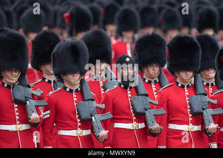 Ein Sikh Mitglied der Coldstream Guards trägt einen Turban, wie er sich in der Oberst, der Generalprobe für die Farbe, 1 Jahr Geburtstag Parade der Königin, in die Londoner Innenstadt gelangen. Stockfoto