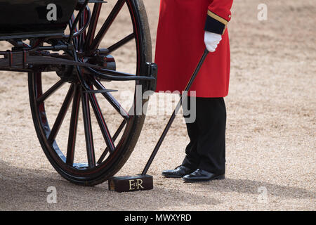 Ein Soldat steht durch eine Beförderung während der Überprüfung der Oberst, der Generalprobe für die Farbe, 1 Jahr Geburtstag Parade der Königin, im Zentrum von London. Stockfoto