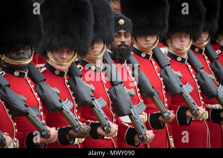 Ein Sikh Mitglied der Coldstream Guards trägt einen Turban, wie er sich in der Oberst, der Generalprobe für die Farbe, 1 Jahr Geburtstag Parade der Königin, in die Londoner Innenstadt gelangen. Stockfoto