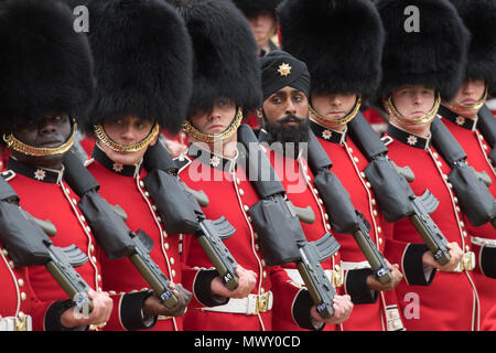 Ein Sikh Mitglied der Coldstream Guards trägt einen Turban, wie er sich in der Oberst, der Generalprobe für die Farbe, 1 Jahr Geburtstag Parade der Königin, in die Londoner Innenstadt gelangen. Stockfoto