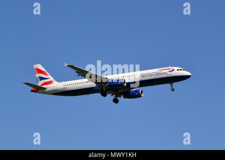 British Airways Airbus A321 G-MEDF Landung in London Heathrow Flughafen, Großbritannien Stockfoto