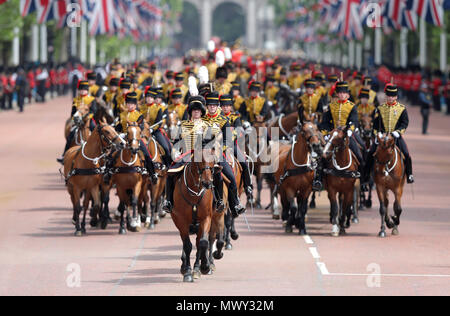 Mitglieder der Könige Troop, Royal Horse artillery, machen sich auf den Weg in die Mall nach der Teilnahme an der Oberst, der Generalprobe der die Farbe, jährlichen Geburtstag Parade der Königin, findet in Central London. Stockfoto