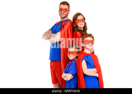 Familie in Superhelden Kostüme Stehen mit verschränkten Armen und Kamera isoliert auf weißem Stockfoto