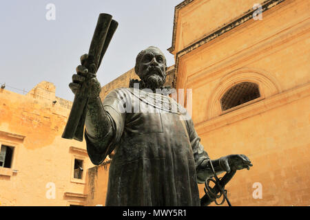 Denkmal für Jean de La Valette, der Gründer von Valletta, Jean de Valette Square, Valletta, Malta Stockfoto