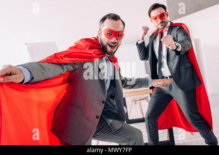 Schön super Geschäftsleute in Masken und capes Spaß im Büro Stockfoto